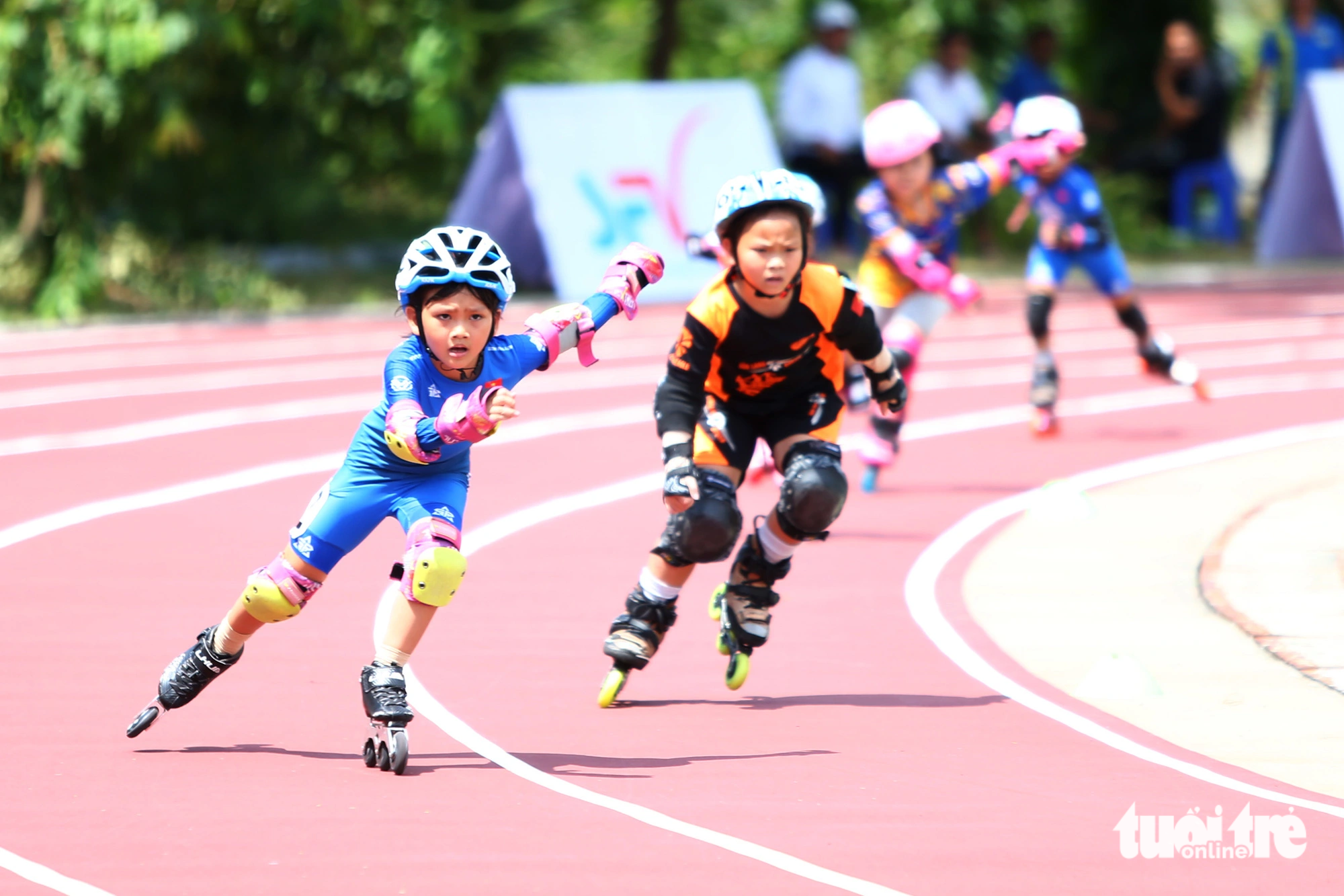 Nguyen Bao Anh (L) wins the girl’s 400-meter event for the 5-6 year old age group at the 2023 National Roller Sports Championship held in Ho Chi Minh City, June 26, 2023. Photo: Hoang Tung / Tuoi Tre