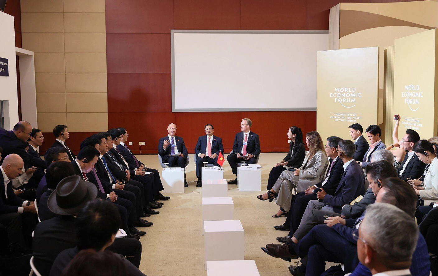 Prime Minister Pham Minh Chinh, WEF leaders and global enterprises were pictured at the Vietnam - WEF national strategic dialogue held in China on June 26, 2023. Photo: Duong Giang / Tuoi Tre