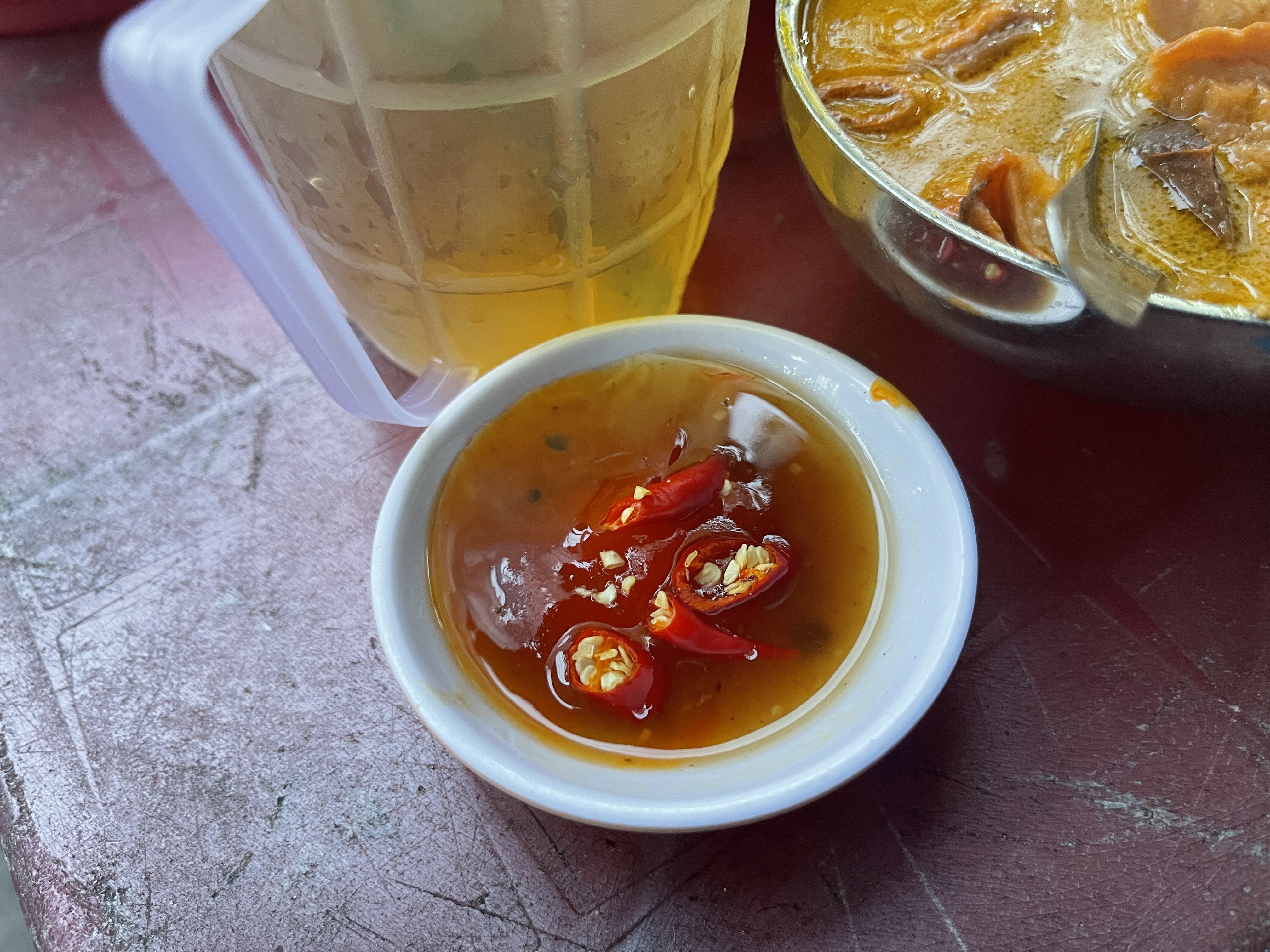 Tamarind dipping sauce is indispensable while having 'phá lấu'. Photo: Dong Nguyen / Tuoi Tre News