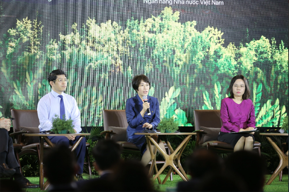 Deputy Minister of Planning and Investment Nguyen Thi Bich Ngoc (C) informs that Vietnam will soon have national criteria for green projects. Photo: Courtesy of organizer