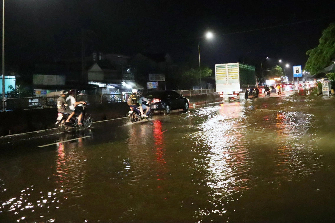 The heavy downpour left the National Highway 1 section passing through Hung Loc Commune, Thong Nhat District, Dong Nai Province, southern Vietnam, inundated on June 27, 2013. Photo: Xuan Hai / Tuoi Tre