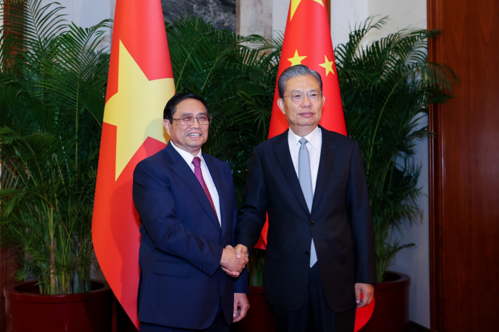 Vietnamese Prime Minister Pham Minh Chinh (L) shakes hands with chairman of the Standing Committee of the National People’s Congress Zhao Leji. Photo: Duong Giang / Tuoi Tre