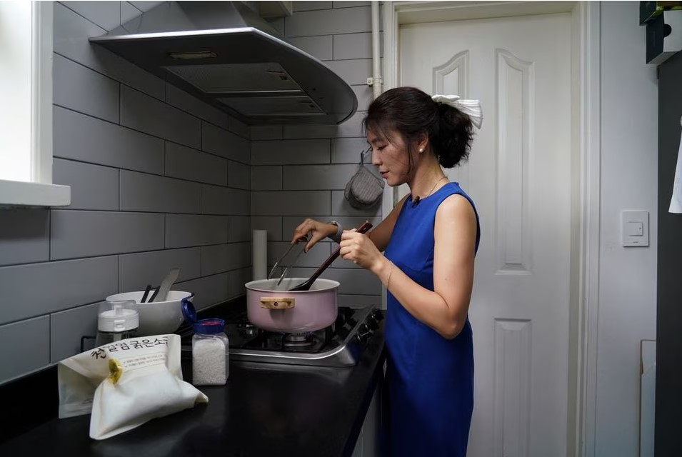 Lee Young-Min, 38, makes a seafood soup for her children at her house in Seongnam, South Korea, June 28, 2023. Photo: Reuters