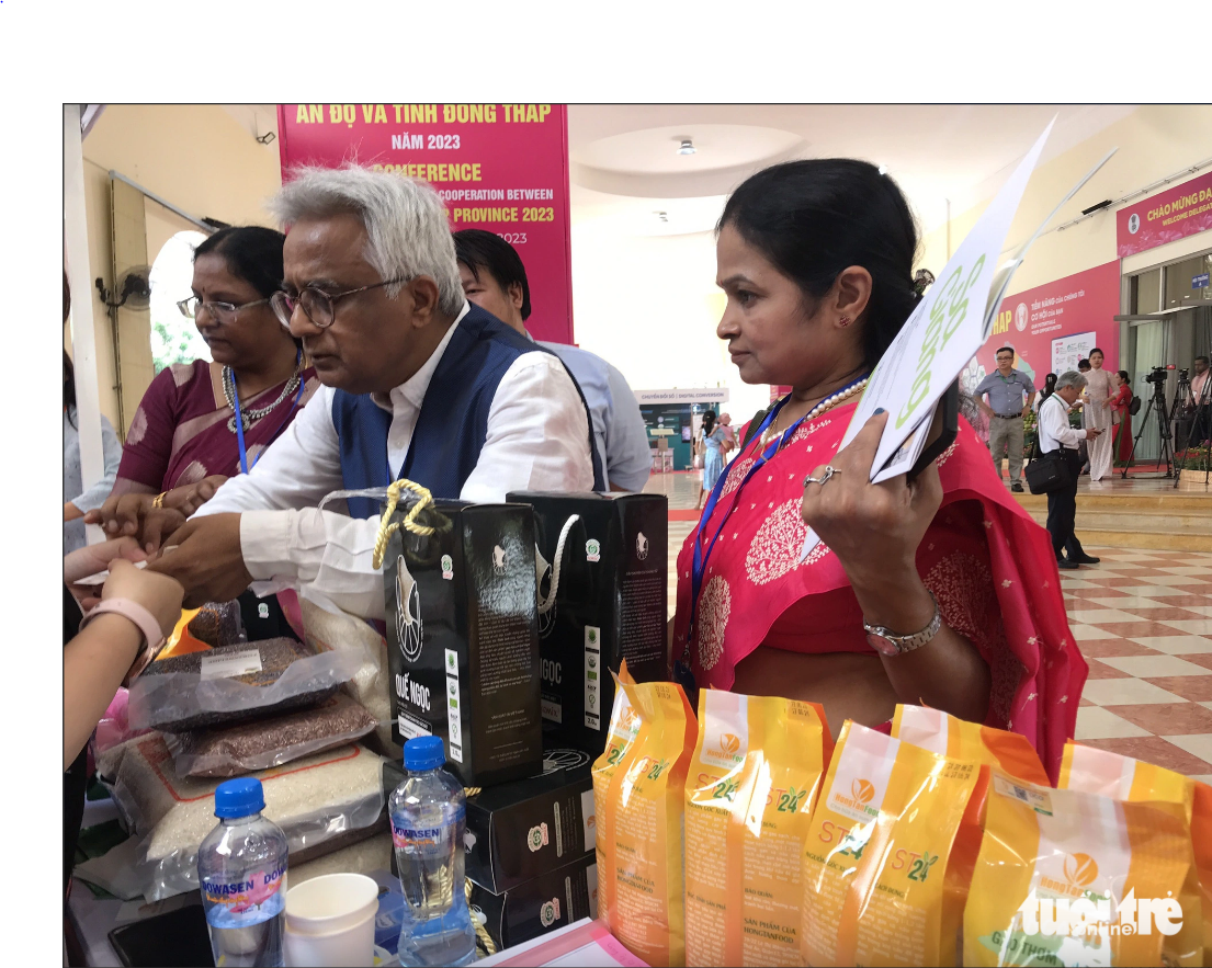 Representatives of Indian enterprises visit a Vietnamese rice booth at the conference. Photo: Dang Tuyet / Tuoi Tre