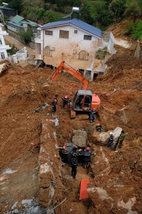 Rescuers search for victims of the fatal landslide on June 29, 2023 in Da Lat City, located in Vietnam’s Central Highlands province of Lam Dong. Photo: Duc Tho / Tuoi Tre