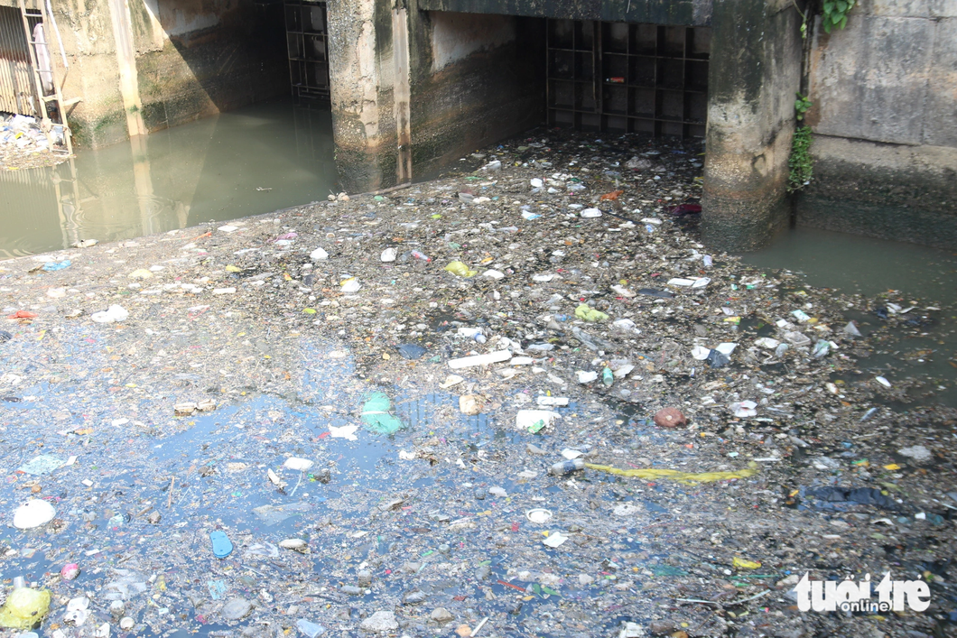 The administration in Ho Chi Minh City launched the first phase of a project to clean the Nhieu Loc – Thi Nghe Canal in 2012. However, a wastewater treatment plant in Thanh My Loi Ward, Thu Duc City, under Ho Chi Minh City has yet to be developed, so wastewater in the area flows to the Nhieu Loc – Thi Nghe Canal, thus polluting the canal.