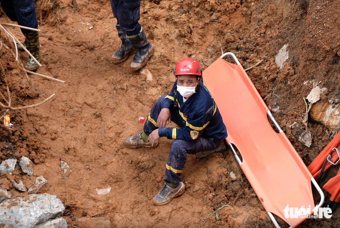 A rescue worker at the site of a fatal landslide on June 29, 2023 in Da Lat City, located in Vietnam’s Central Highlands province of Lam Dong. Photo: M.V / Tuoi Tre