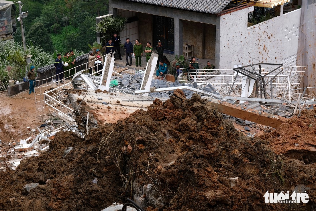 The landslide affected a 5,000-square-meter area, forcing all inhabitants to relocate safety. Photo: M.V / Tuoi Tre