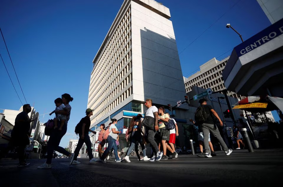 People walk across the street as high temperatures continue, in Monterrey, Mexico June 28, 2023. Photo: Reuters