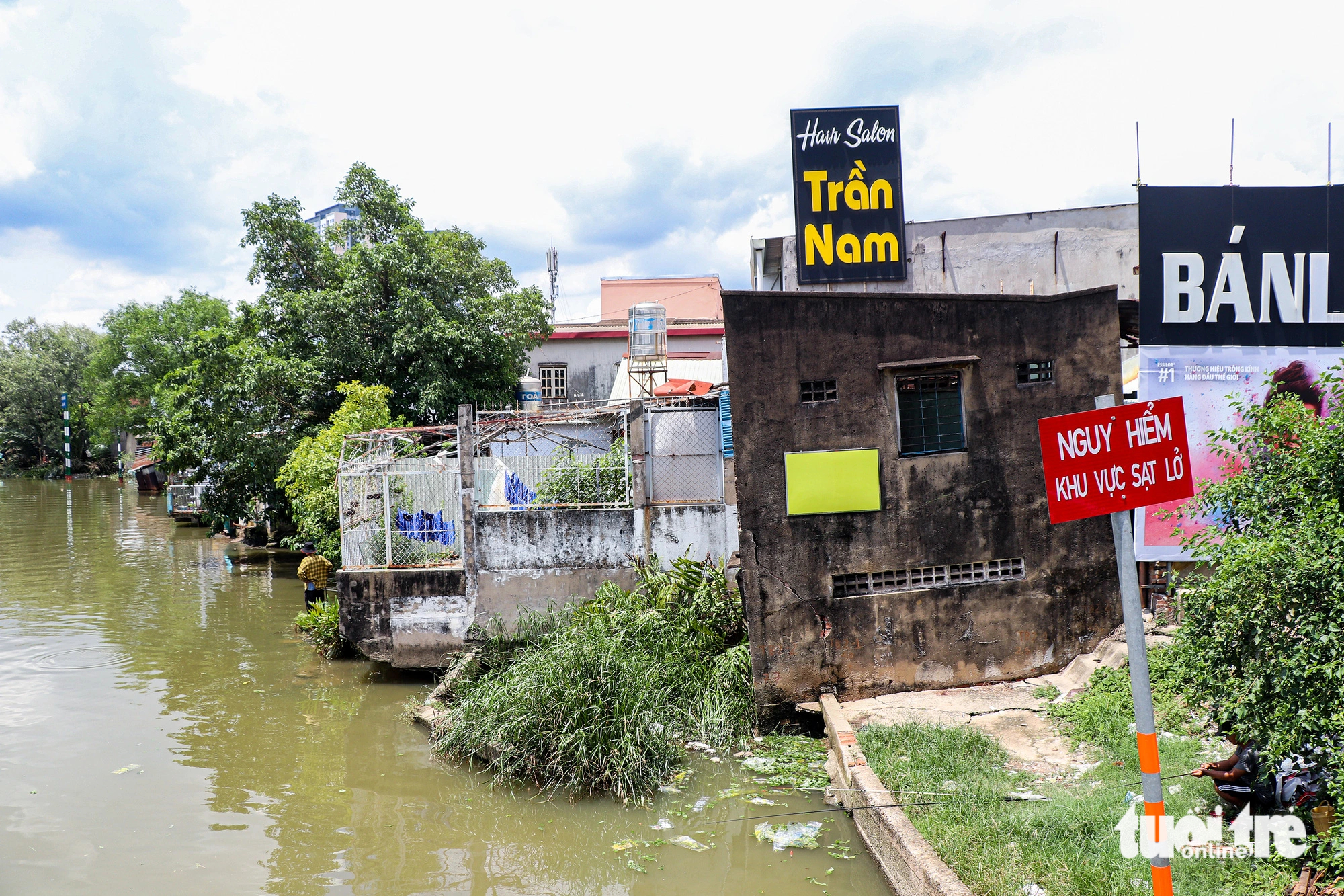 Many houses encroach on the erosion-hit Giong Ong To canal in Thu Duc City on June 29, 2023. Photo: Chau Tuan / Tuoi Tre