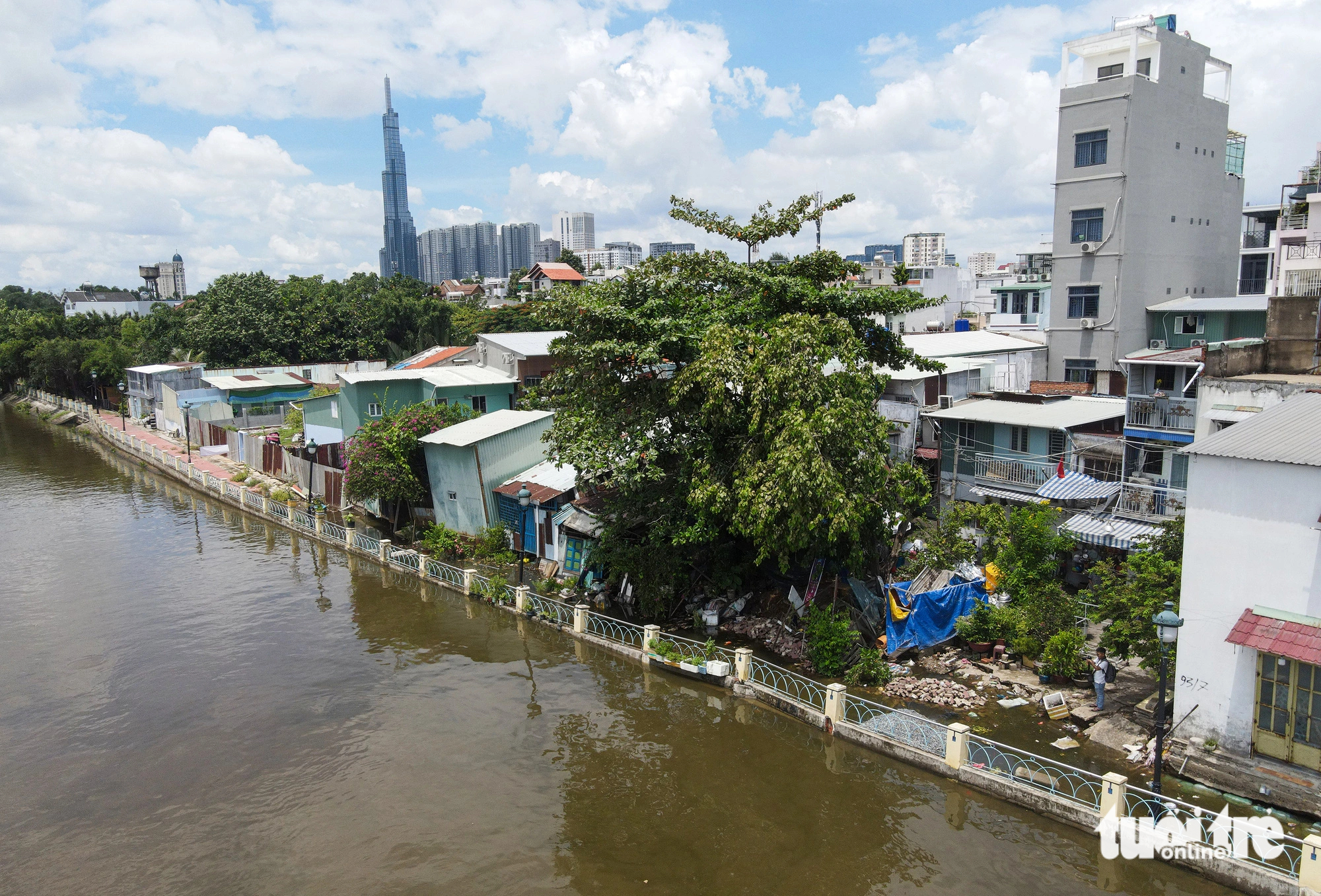 Multiple locations in Binh Thanh District were put on a list of severely-eroded areas. Recently, part of a 120m-long embankment in Thanh Da Peninsula eroded, prompting 13 affected households to take an emergency evacuation. Photo: Chau Tuan / Tuoi Tre