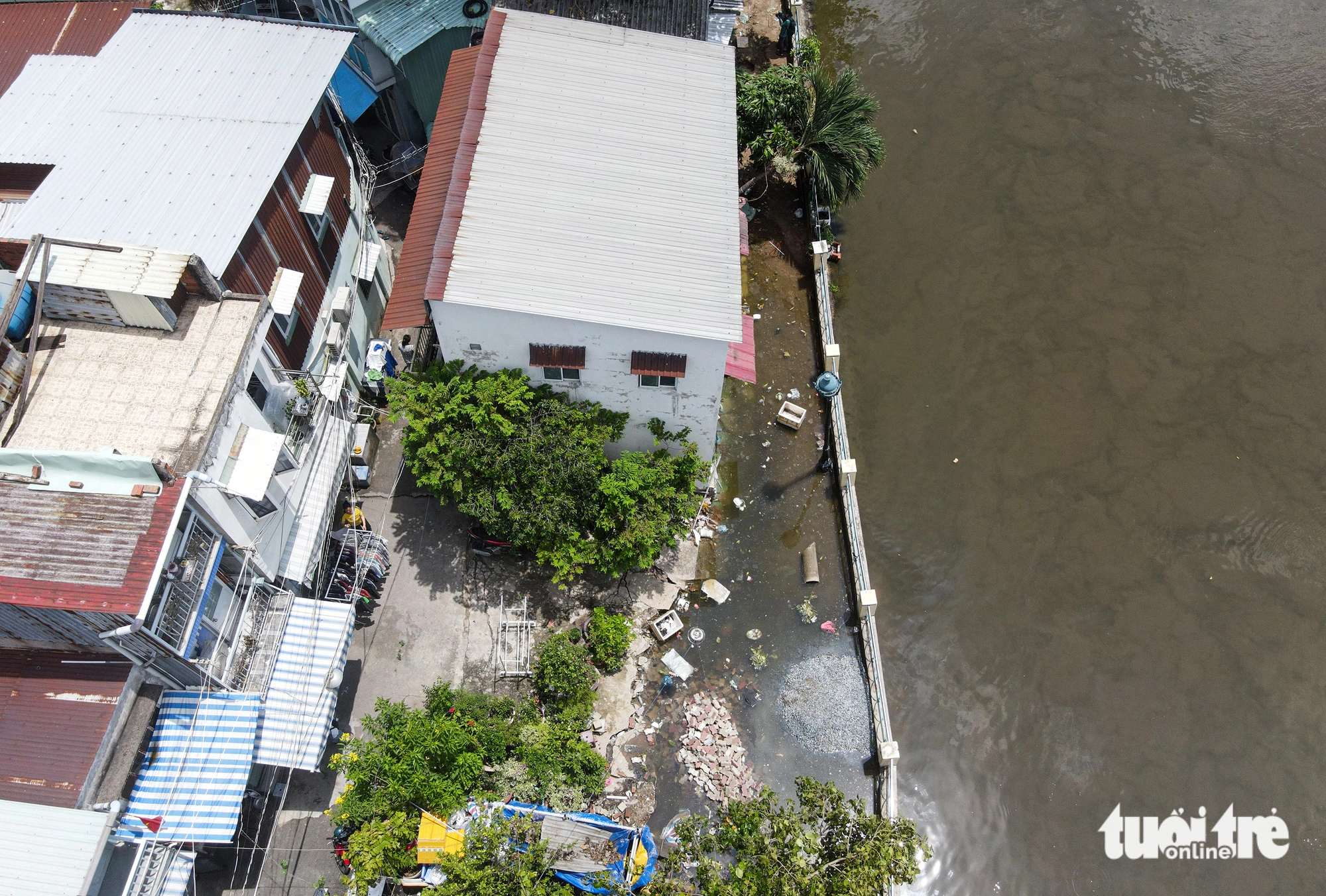 A bird’s eye view of the eroded embankment in Thanh Da Peninsula on June 29, 2023. Photo: Chau Tuan / Tuoi Tre