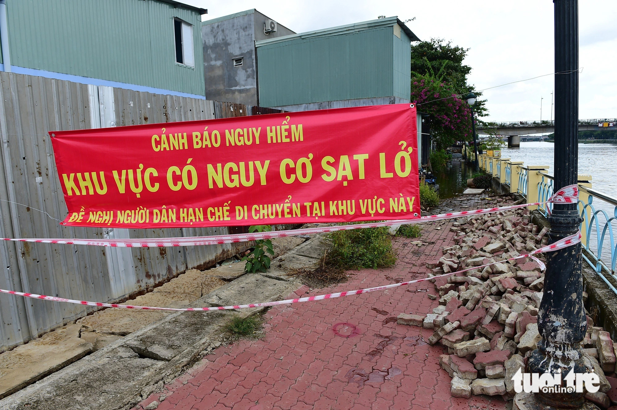Authorities cordoned off an erosion-hit area in Thanh Da Peninsula. Photo: Chau Tuan / Tuoi Tre