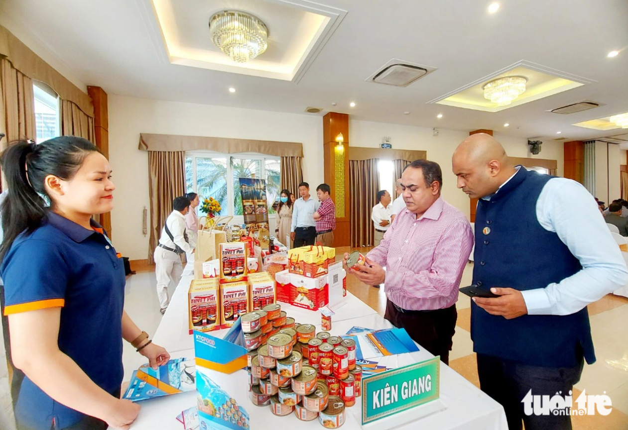 Indian investors take a look at Vietnamese products on display at the conference. Photo: Chi Cong / Tuoi Tre
