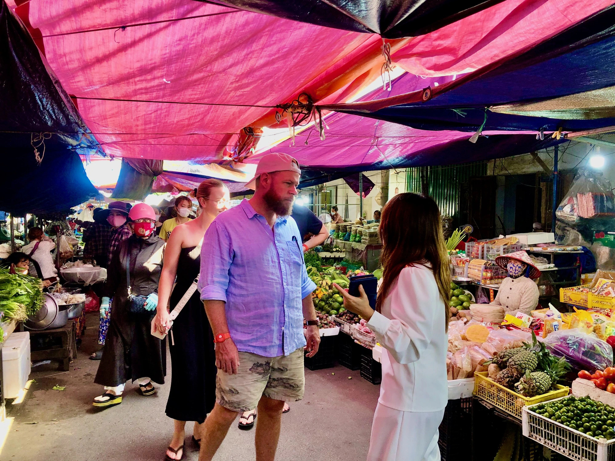 Australians visit a local wet market in Khanh Hoa Province, south-central Vietnam. Photo: Thuc Nghi / Tuoi Tre