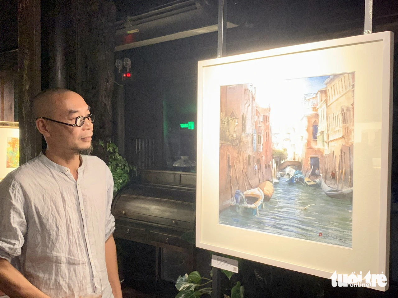 Artist Bui Duy Khanh is pictured at the exhibition ‘Italy: From Plein Air to Atelier' held in Thu Duc City, Ho Chi Minh City, June 30, 2023. Photo: Hoai Phuong / Tuoi Tre