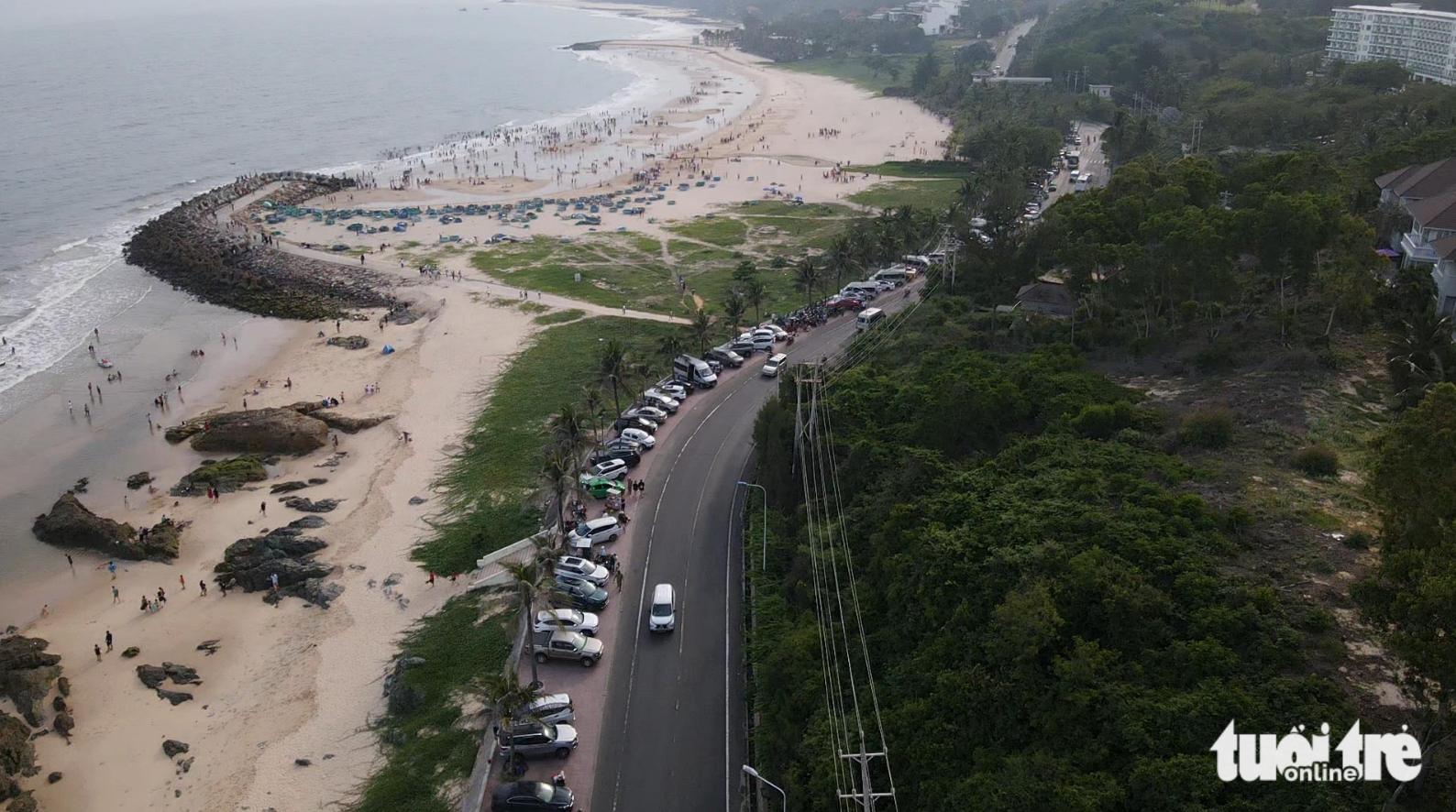 Many cars are parked along a seaside road in Phan Thiet City. Photo: Duc Trong / Tuoi Tre