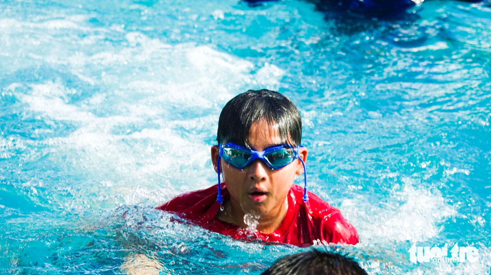 Swimming lessons will help children protect themselves from drowning. Photo: Chi Cong / Tuoi Tre