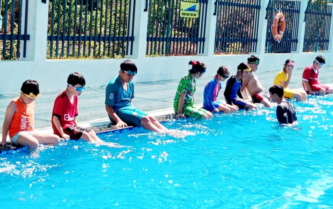 Kids are instructed how to access water before entering swimming lessons. Photo: N. Mai