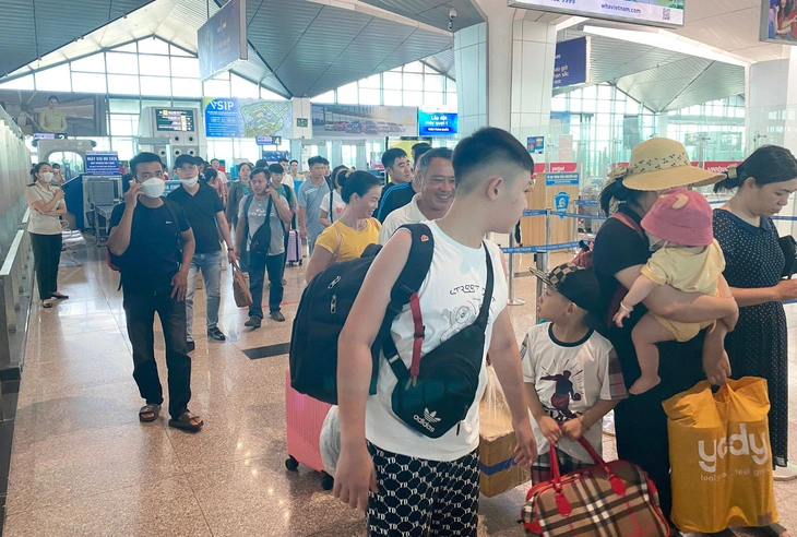 Hundreds of passengers have their flights canceled on July 3, 2023 due to the incident. Photo: Doan Hoa / Tuoi Tre