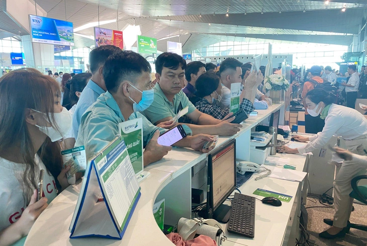 Passengers at check-in desks of an airline.