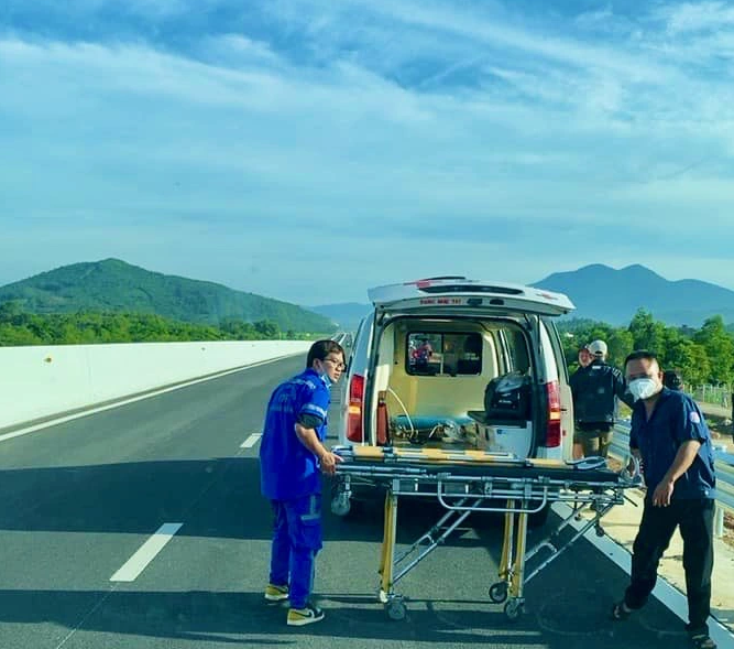 An ambulance is dispatched to the scene of the deadly accident to transport the injured people to the nearest hospital. Photo: Thuc Nghi / Tuoi Tre