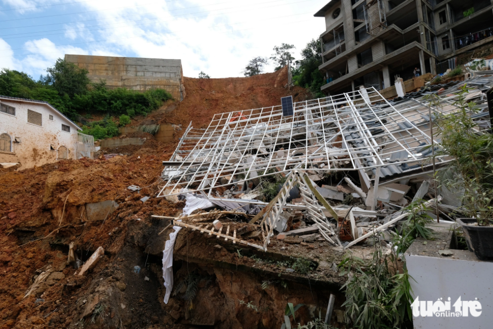 Piles of rubble at the scene of the landslide in Da Lat City. Photo: M.V. / Tuoi Tre