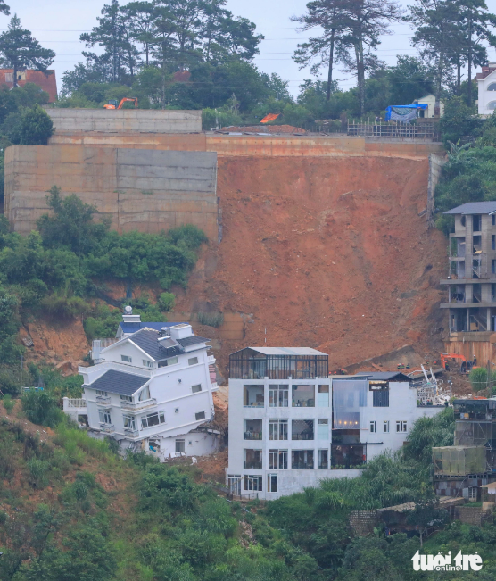A landslide destroys a house below. Photo: M.V. / Tuoi Tre