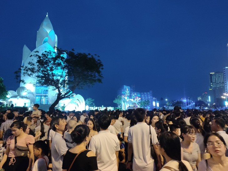 Thousands of local residents and tourists attend the 2023 Nha Trang-Khanh Hoa Sea Festival. Photo: Tran Hoai / Tuoi Tre