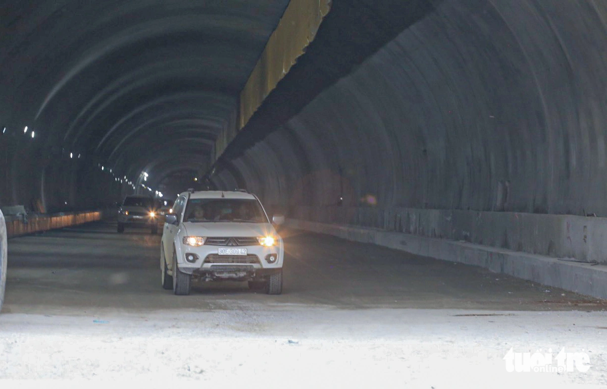 A car drives through the Nui Vung Tunnel in the Cam Lam-Vinh Hao Expressway project following its successful excavation in Ninh Thuan Province, south-central Vietnam, July 3, 2023. Photo: Duy Ngoc / Tuoi Tre