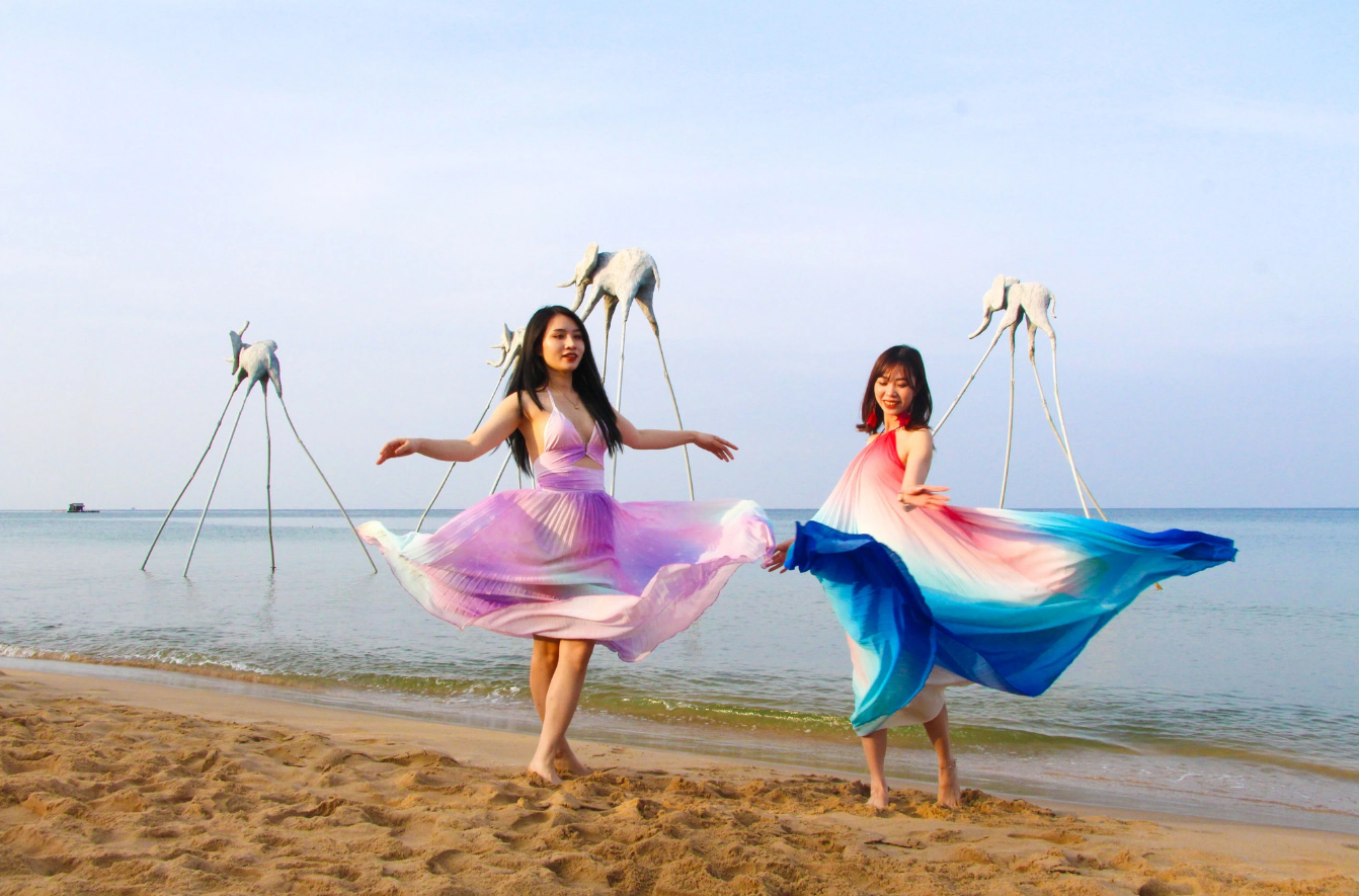 Tourists pose for a photo on Bai Truong Beach in Duong To Commune. Photo: Chi Cong / Tuoi Tre