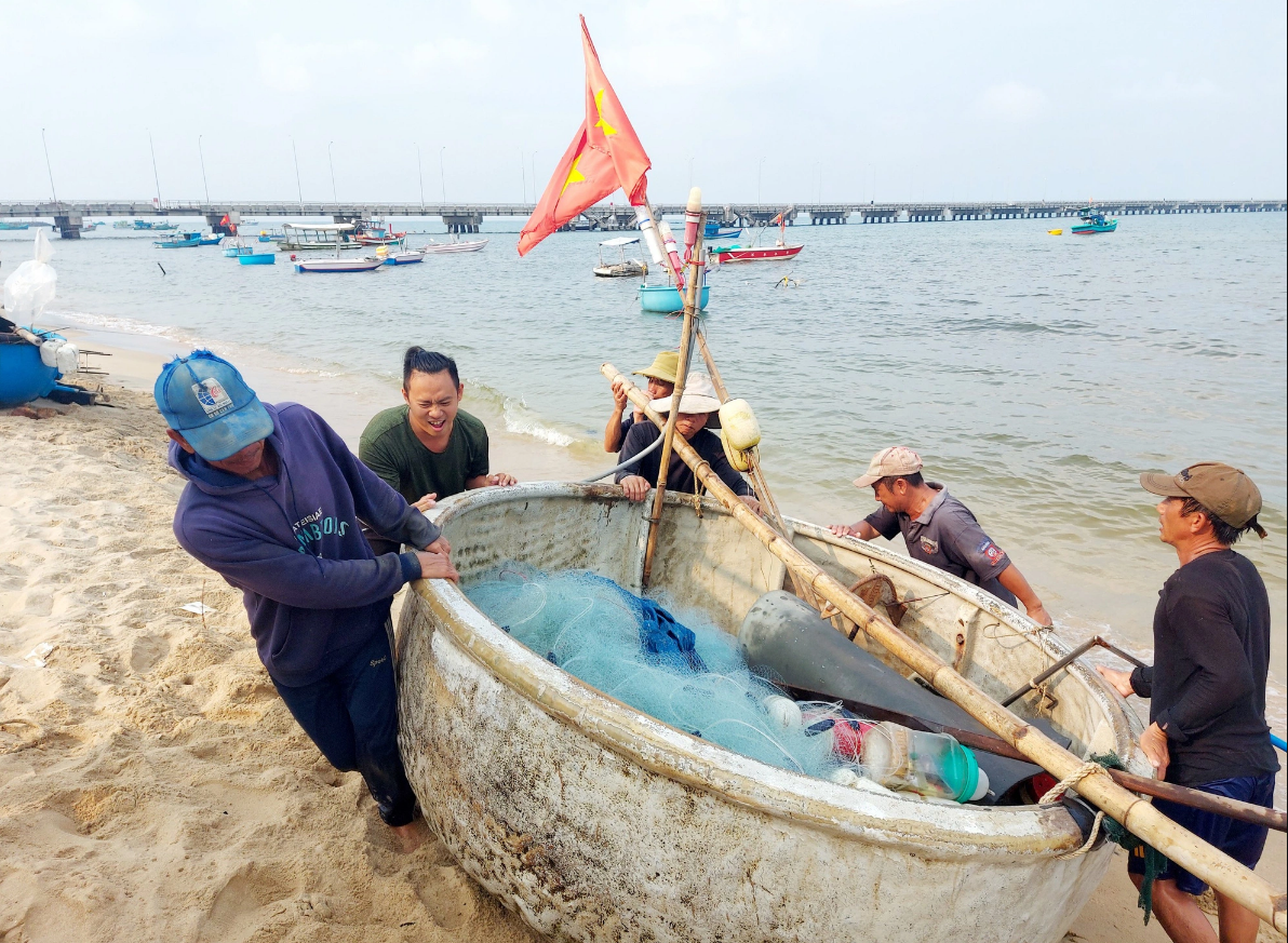 Fishermen at work in the fishing village on Phu Quoc Island. Photo: Chi Cong / Tuoi Tre