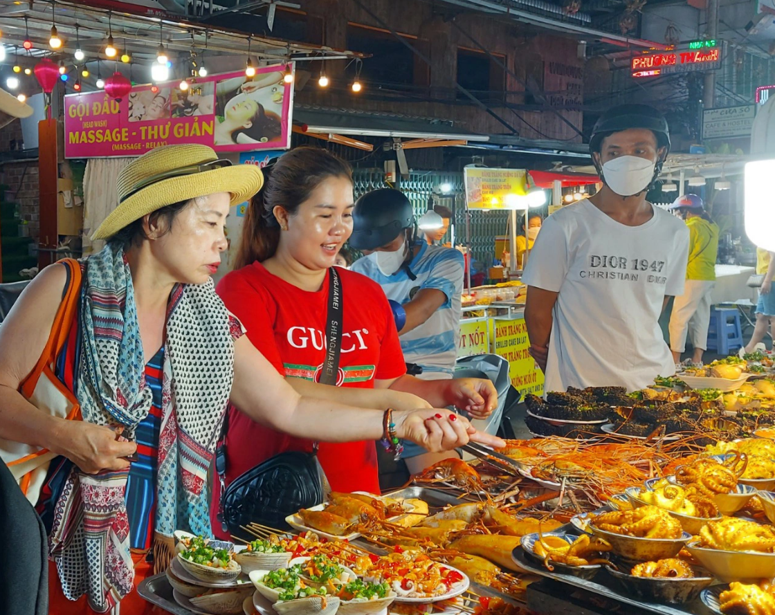 Tourists can buy fresh seafood at the Phu Quoc night market. Photo: Chi Cong / Tuoi Tre