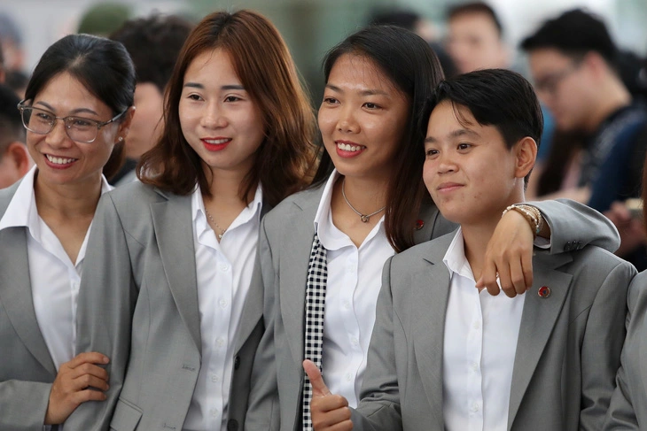 From right to left, defender Le Thi Diem My, striker Huynh Nhu, forward Ngan Thi Van Su, and doctor Quynh pose for photos at Noi Bai International Airport in Hanoi before their departure for New Zealand to begin their participation in the 2023 FIFA Women’s World Cup, July 5, 2023. Photo: Duc Khue / Tuoi Tre