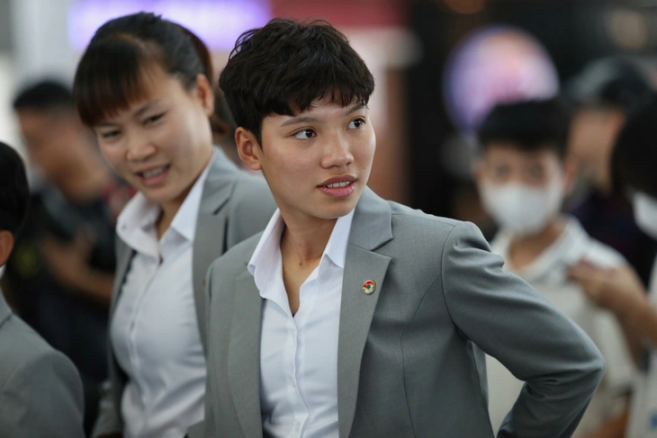 Forward Vu Thi Hoa at Noi Bai International Airport in Hanoi before the departure for New Zealand to begin Vietnam’s participation in the 2023 FIFA Women’s World Cup, July 5, 2023. Photo: Le Duc / Tuoi Tre