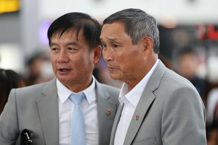 Head coach Mai Duc Chung (R) and Truong Hai Tung, head of the Vietnamese delegation to the 2023 FIFA Women’s World Cup at Noi Bai International Airport in Hanoi before their departure for New Zealand, July 5, 2023. Photo: Le Duc / Tuoi Tre