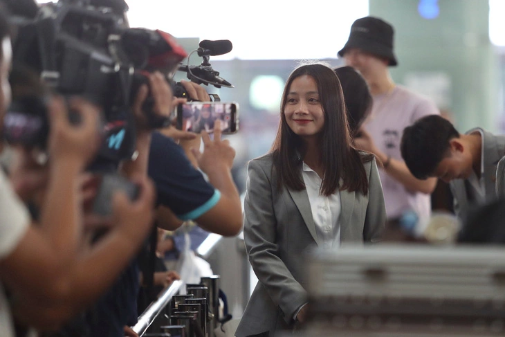 Defender Hoang Thi Loan at Noi Bai International Airport in Hanoi before the departure for New Zealand to begin Vietnam’s participation in the 2023 FIFA Women’s World Cup, July 5, 2023. Photo: Le Duc / Tuoi Tre