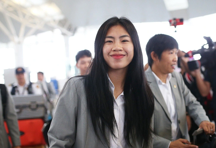 Midfielder Nguyen Thi Thanh Nha at Noi Bai International Airport in Hanoi before the departure for New Zealand to begin Vietnam’s participation in the 2023 FIFA Women’s World Cup, July 5, 2023. Photo: Duc Khue / Tuoi Tre