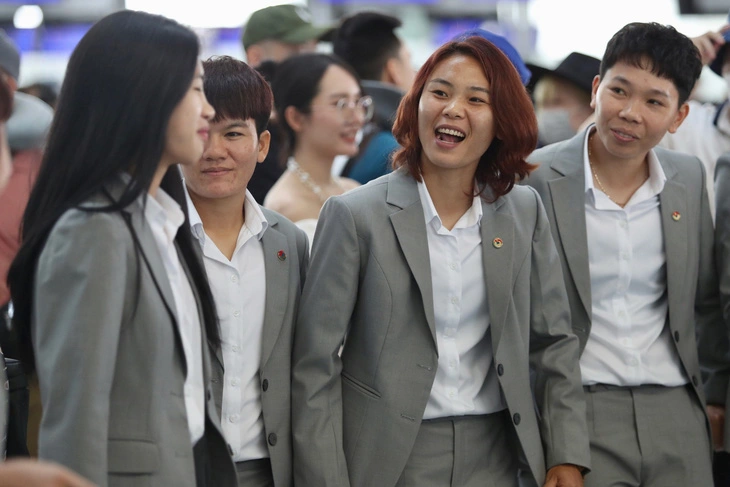 From right to left, goalkeeper Tran Thi Kim Thanh, forward Pham Hai Yen, midfielder Tran Thi Thu, and midfielder Nguyen Thi Thanh Nha at Noi Bai International Airport in Hanoi before their departure for New Zealand to begin their participation in the 2023 FIFA Women’s World Cup, July 5, 2023. Photo: Duc Khue / Tuoi Tre