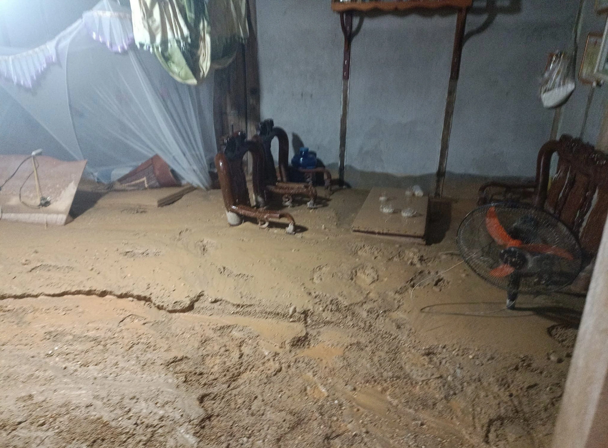 The floor of a house in Ha Giang Province is covered by mud. Photo: C. Nhan / Tuoi Tre