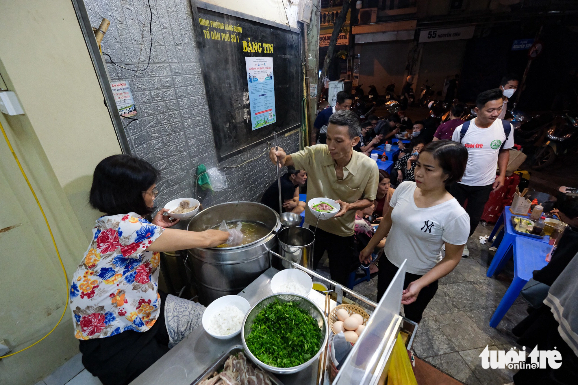Diners pack a phở (beef/chicken noodle soup) stall in Hanois Old Quarter. Photo: Nam Tran / Tuoi Tre