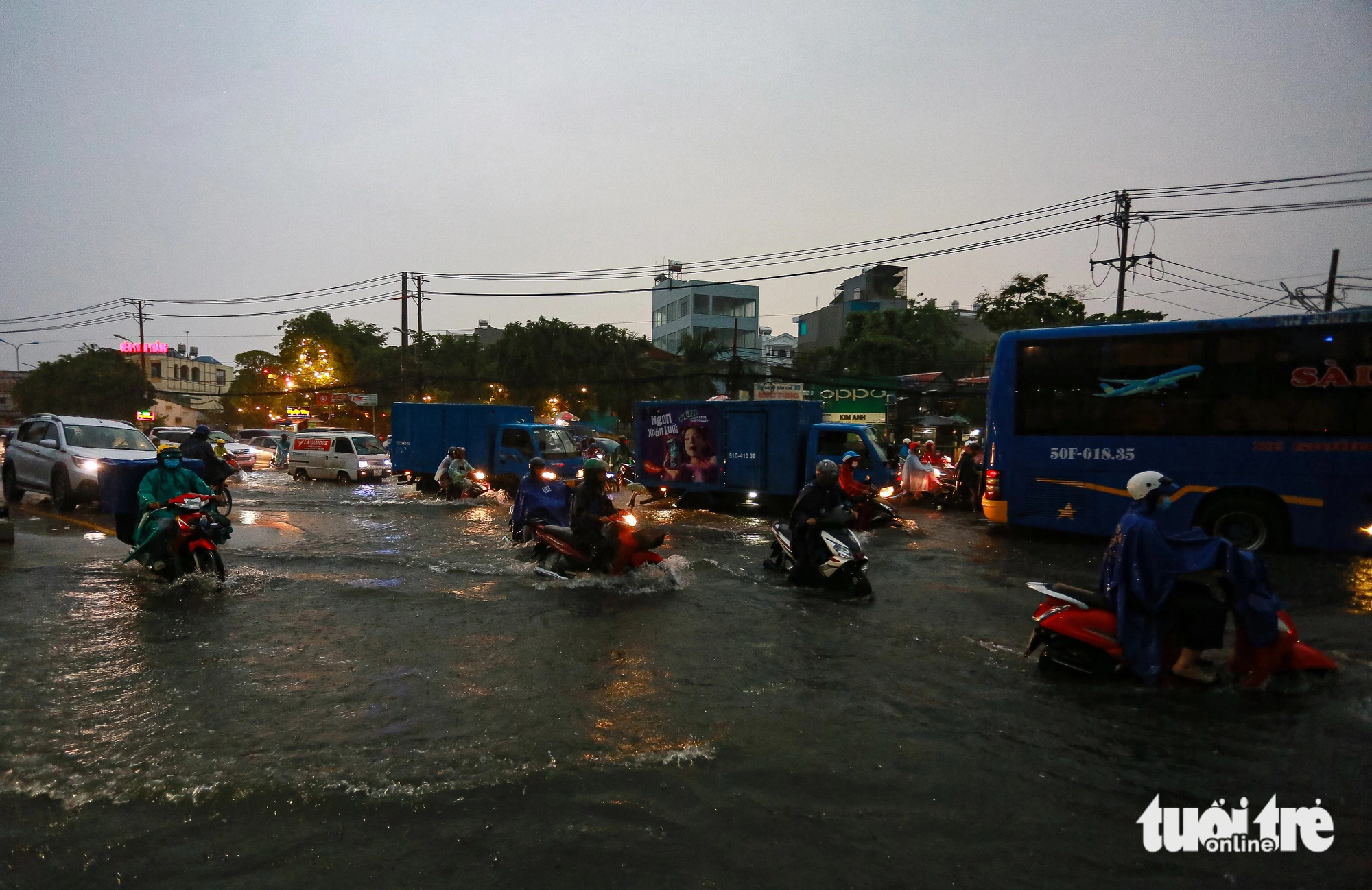 The floods on National Highway 13 in Ho Chi Minh City showed no signs of abating as of 7:00 pm on July 5, 2023. Photo: Chau Tuan / Tuoi Tre