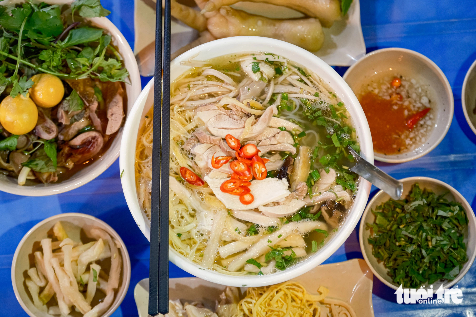 A bowl of bún thang (noodle soup served with chicken, egg, and pork). Photo: Nam Tran / Tuoi Tre