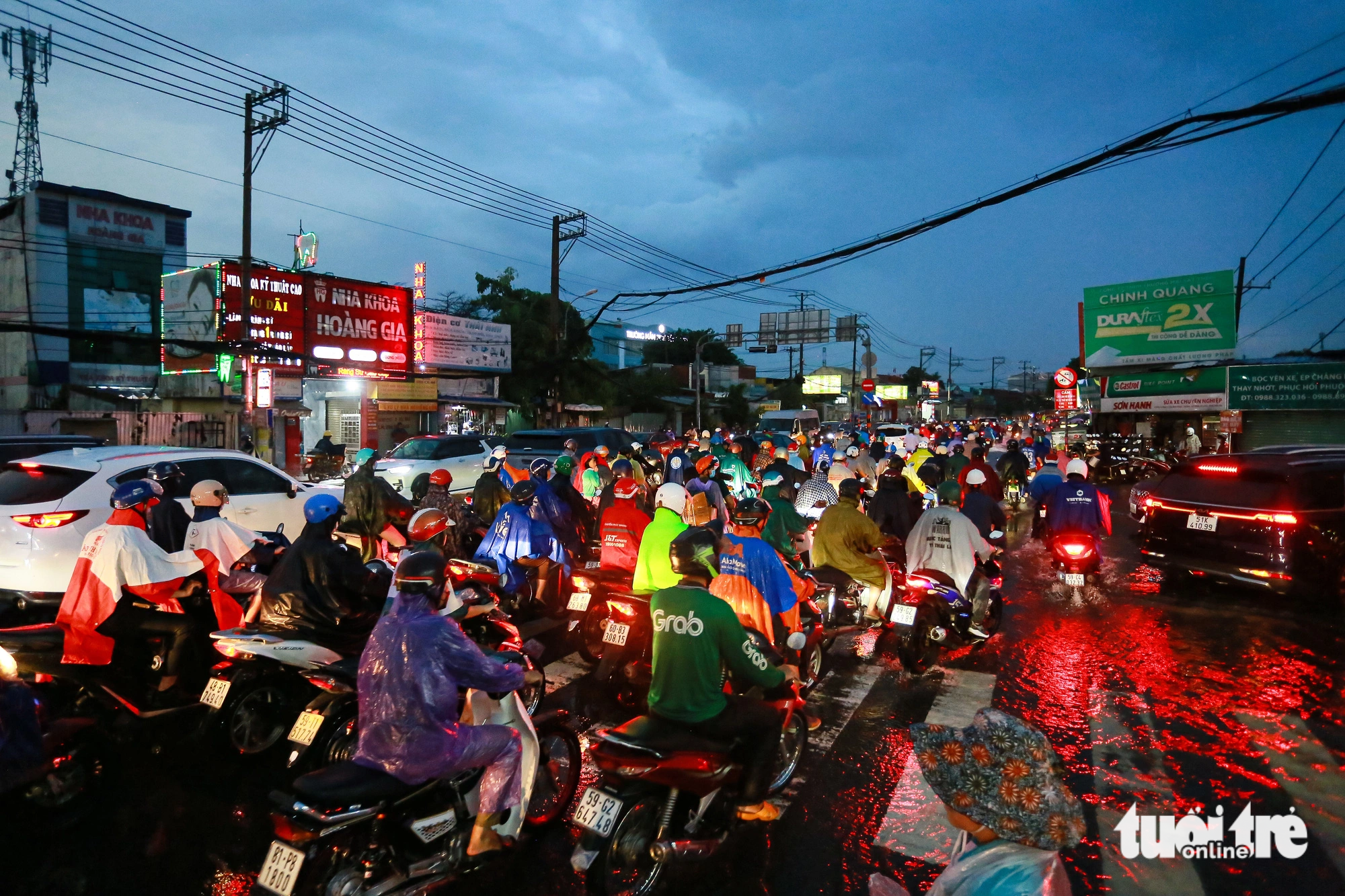 Scores of vehicles encounter traffic gridlock as some commuters run a red light at an intersection between Hiep Binh Street and National Highway 13 in Ho Chi Minh City on July 5, 2023. Photo: Chau Tuan / Tuoi Tre