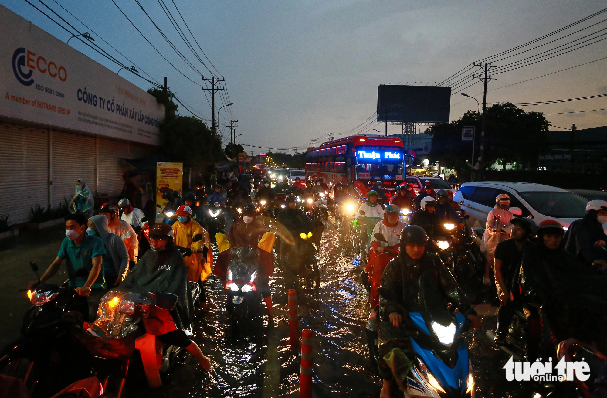 Traffic congestion hits many parts of the National Highway 13 section passing through Ho Chi Minh City on July 5, 2023. Photo: Chau Tuan / Tuoi Tre