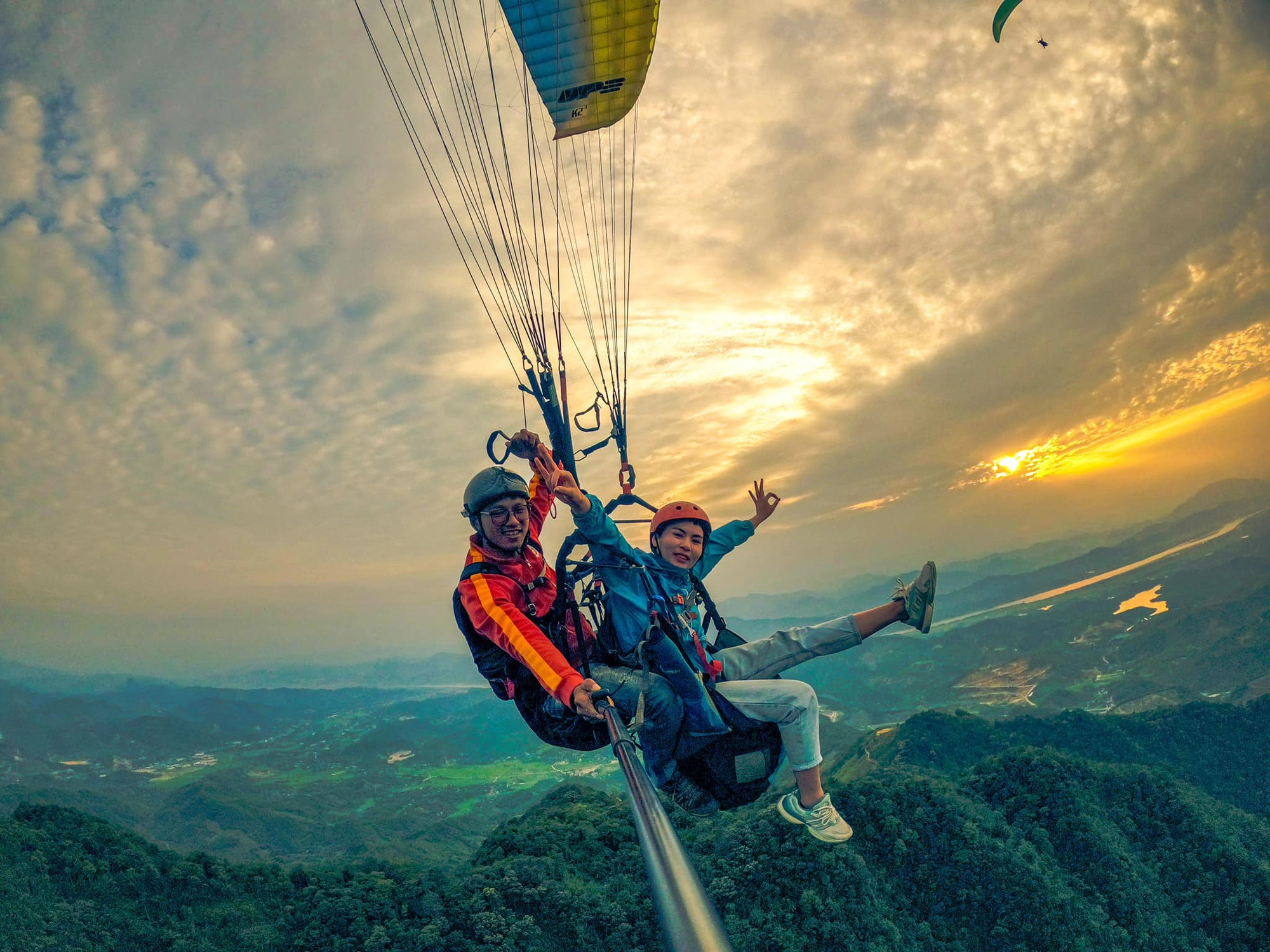 Two travelers enjoy a paragliding tour. Photo: Mebayluon