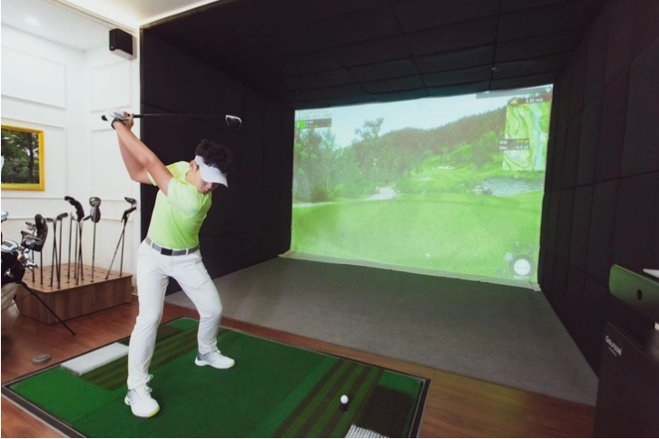 Playing 3D golf has become increasingly popular in Vietnam. Photo: Tuoi Tre