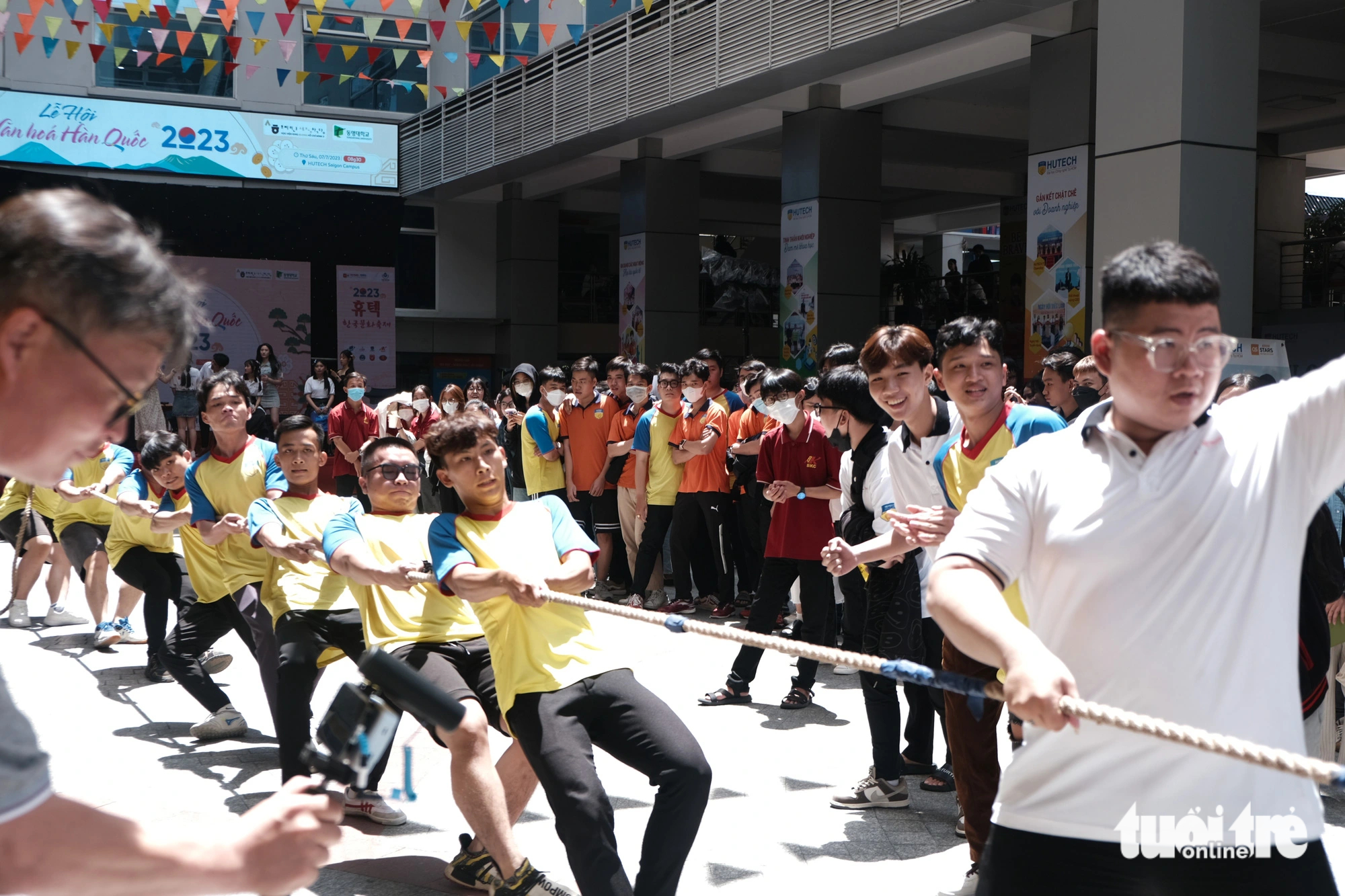 Students participate in a tug of war at the K-Culture Festival held in Ho Chi Minh City on July 7, 2023. Photo: Ngoc Phuong / Tuoi Tre