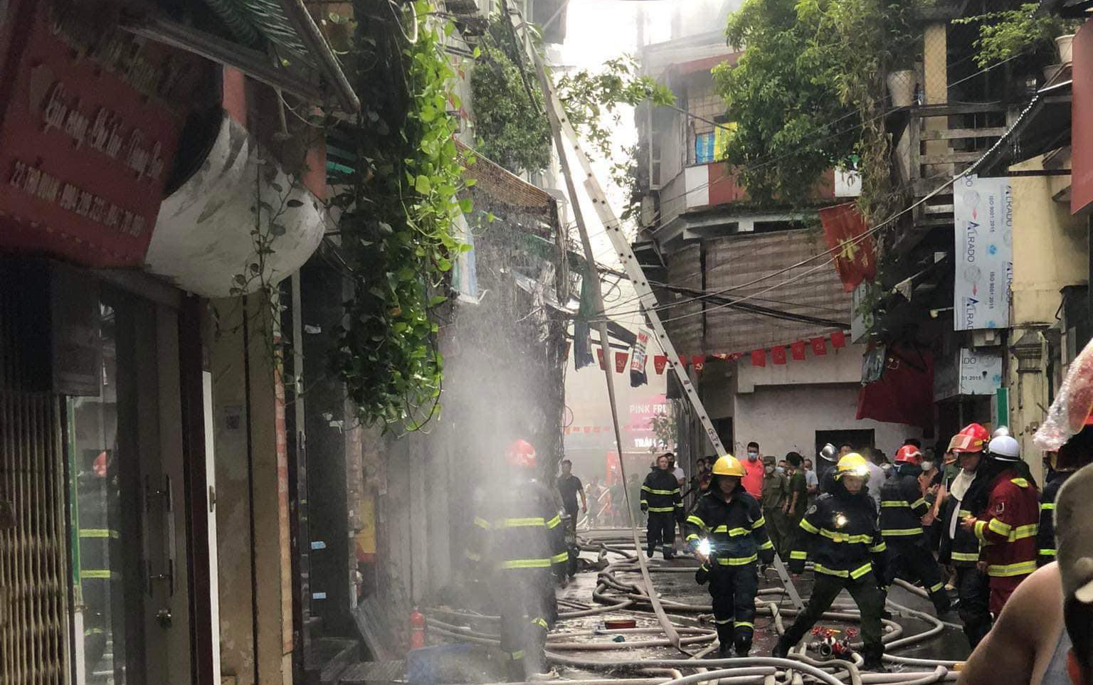 Firefighter put out the fire. Photo: Minh Quang / Tuoi Tre