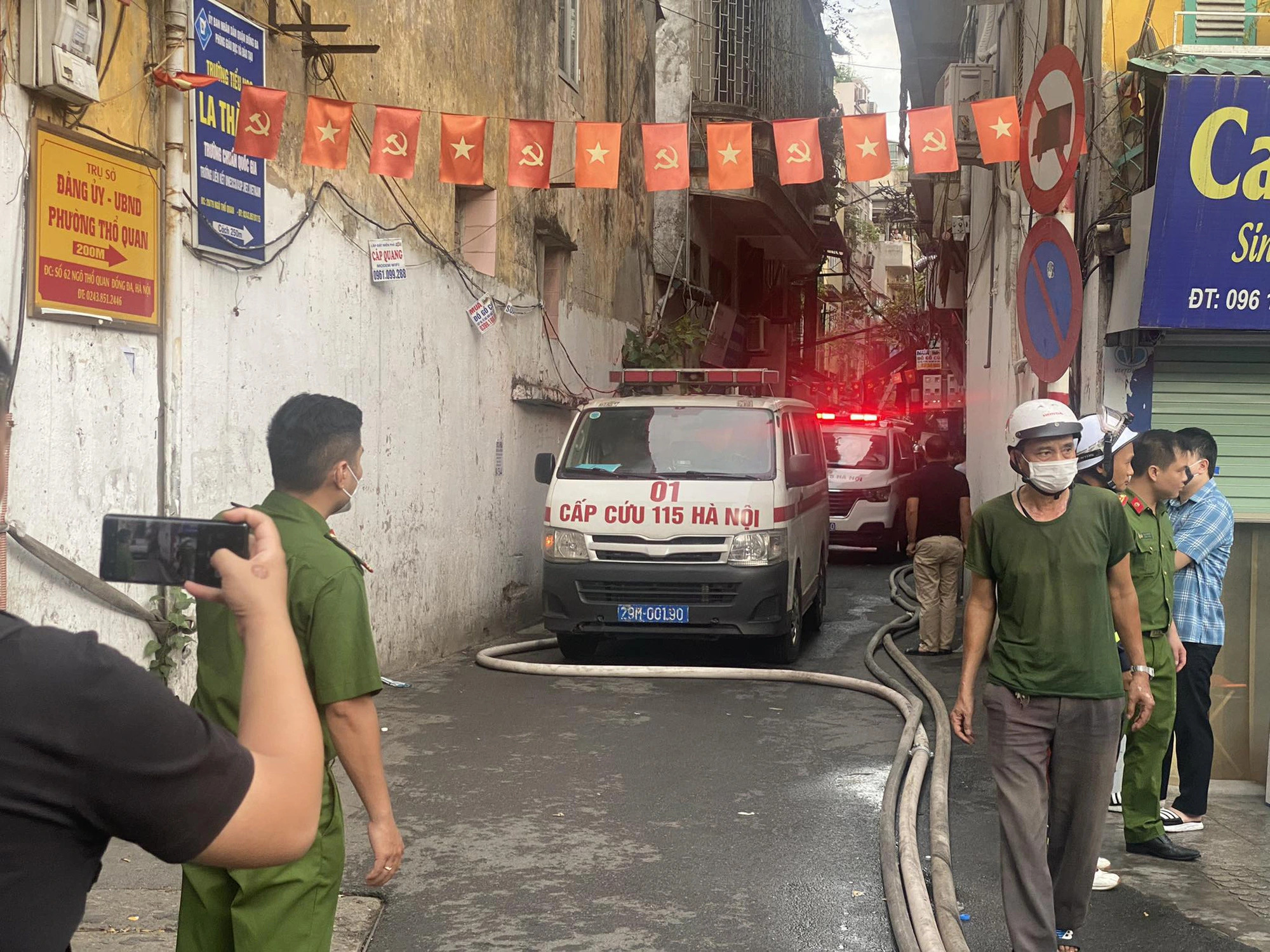 Ambulances arrive at the scene of the deadly house fire. Photo: Chi Tue / Tuoi Tre